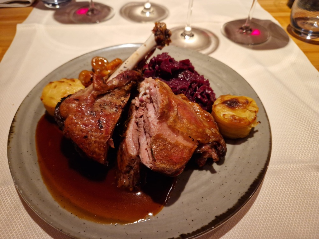 Knusprig gebratene Gans mit Rotkraut, Marroni und Kartoffelkrapfen